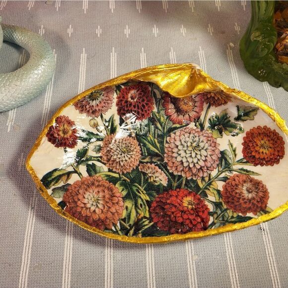 DECOUPAGE CLAM SHELL DECOUPAGE FALL FLOWERS ON A CLAM SHELL TRINKET DISH - Picture 4 of 11